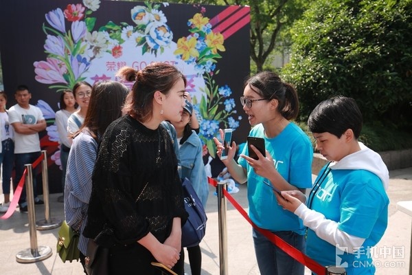 苏宁易购庆春店，荣耀V9挑战吉尼斯纪录现场